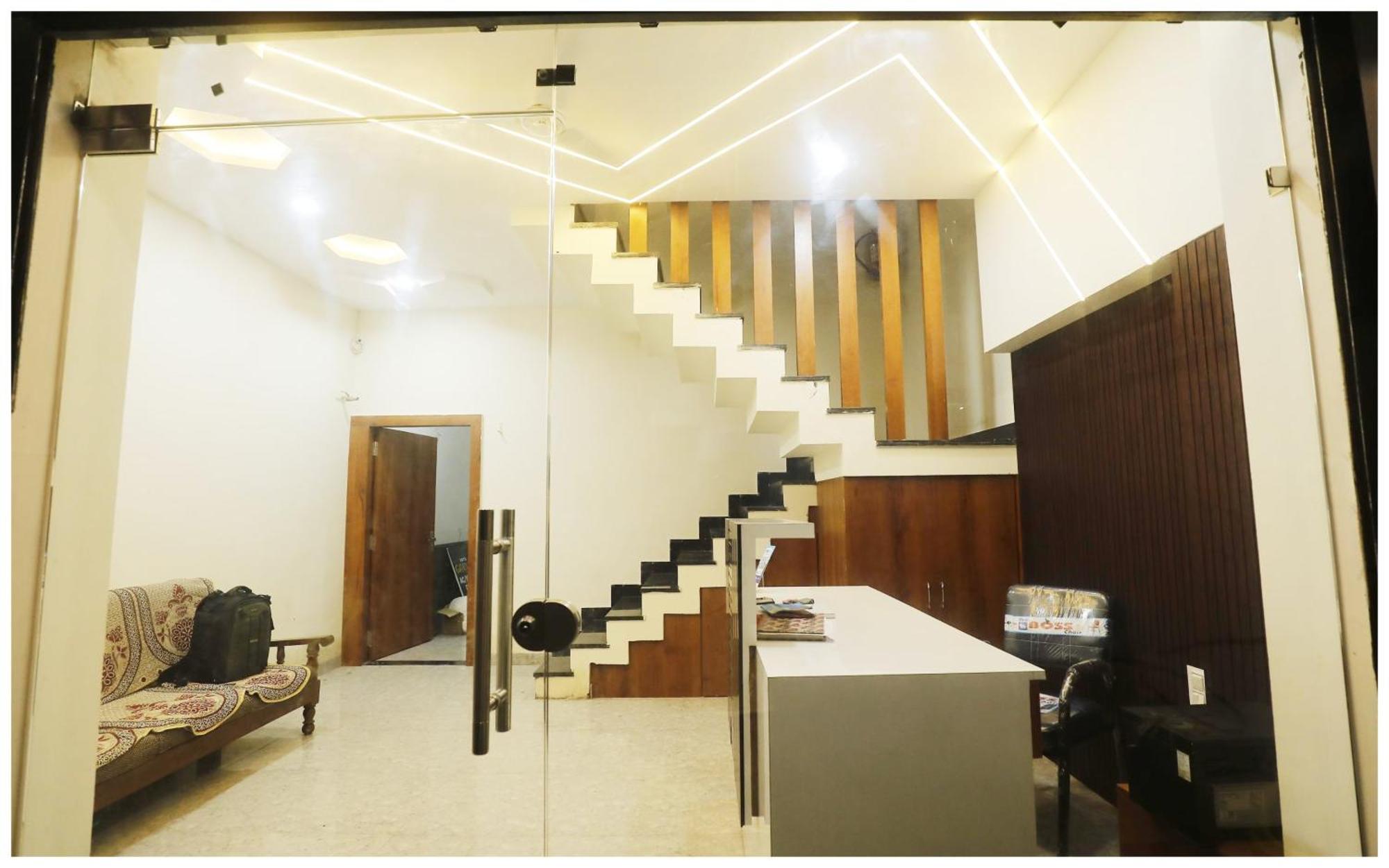 Premium Hotel Ujjain - G A R I M A - Near Mahakal Temple And Rivar - Railway Station - Hygiene & Spacious Room - With Wifi- And Parking Facilities - Best Hotel In Ujjain Dış mekan fotoğraf