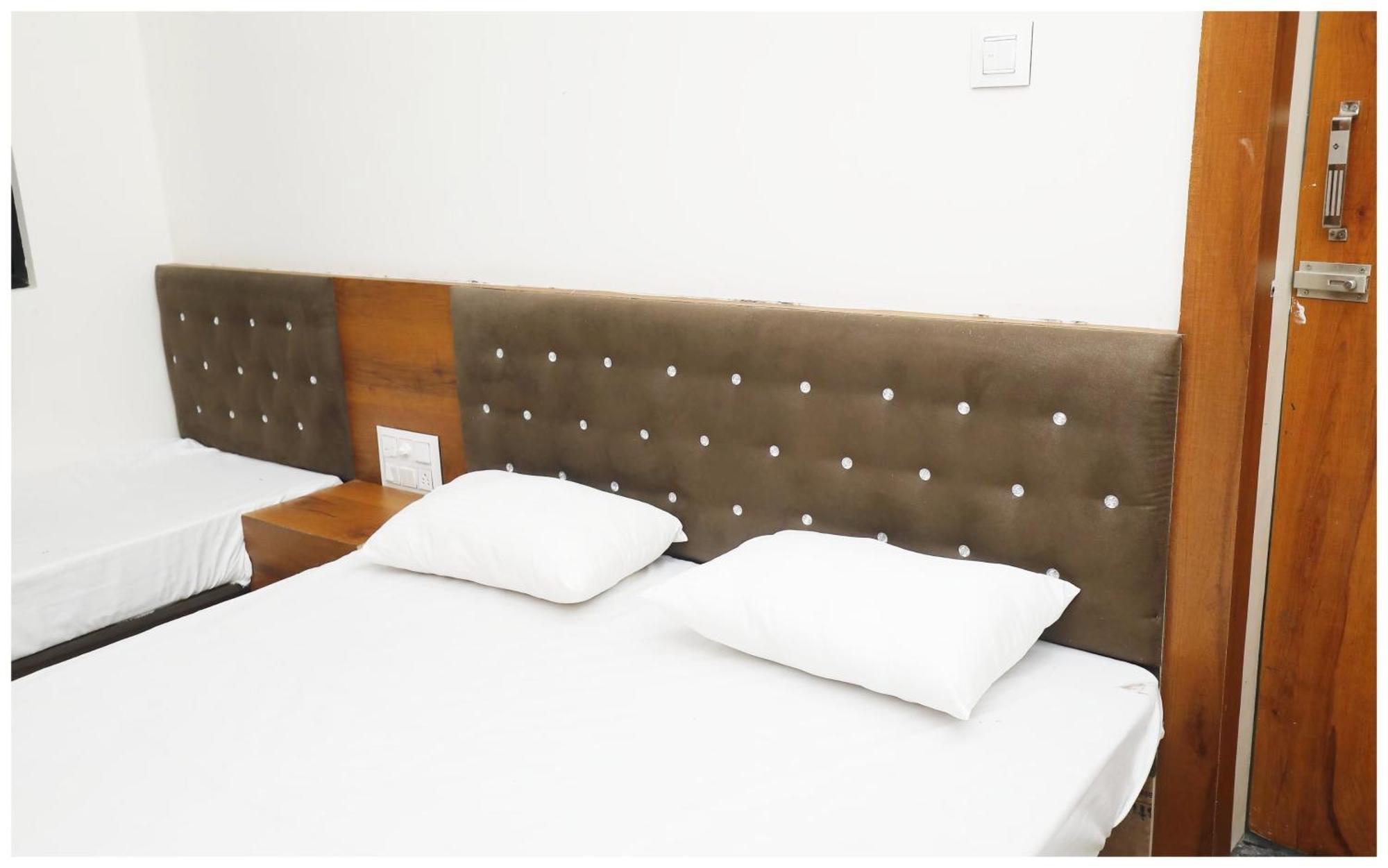 Premium Hotel Ujjain - G A R I M A - Near Mahakal Temple And Rivar - Railway Station - Hygiene & Spacious Room - With Wifi- And Parking Facilities - Best Hotel In Ujjain Dış mekan fotoğraf