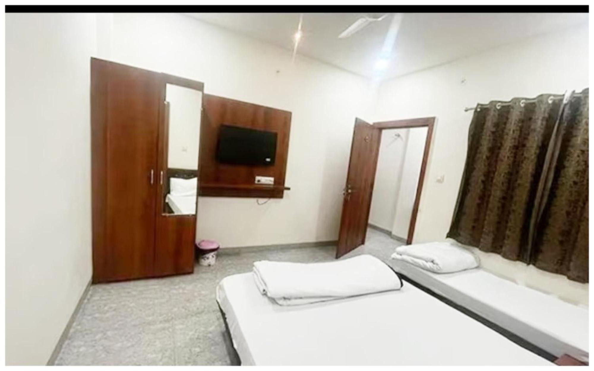 Premium Hotel Ujjain - G A R I M A - Near Mahakal Temple And Rivar - Railway Station - Hygiene & Spacious Room - With Wifi- And Parking Facilities - Best Hotel In Ujjain Dış mekan fotoğraf