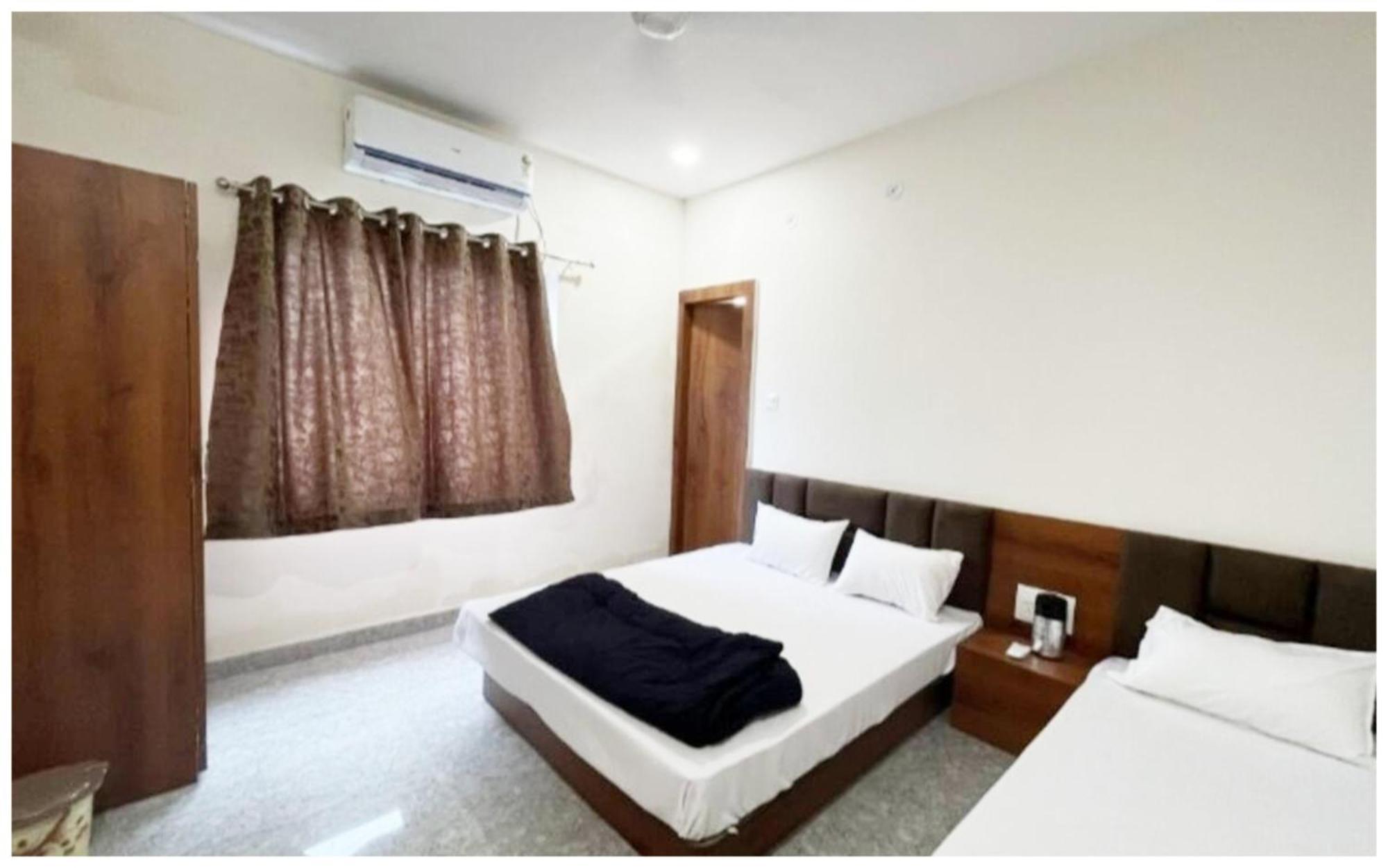 Premium Hotel Ujjain - G A R I M A - Near Mahakal Temple And Rivar - Railway Station - Hygiene & Spacious Room - With Wifi- And Parking Facilities - Best Hotel In Ujjain Dış mekan fotoğraf